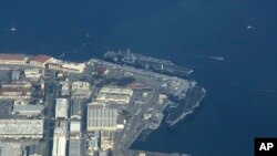 Hai tàu sân bay USS Ronald Reagan, trái, và USS Nimitz, neo đậu tại Vịnh San Diego.