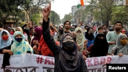 بھارت میں مسلمان طالبات کرناٹکہ ریاست میں حجاب پر پابندی کے خلاف مظاہرہ کر رہی ہیں