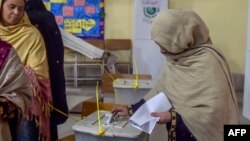 صوبے کے 32 اضلاع میں سیاسی جماعتوں کے مقابلے میں آزاد حیثیت میں انتخابات لڑنے والوں کو زیادہ کامیابی ملی ہے۔(فائل فوٹو)