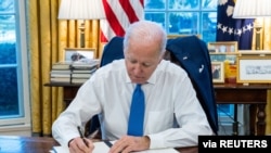 امریکی صدر جو بائیڈن مشرقی یوکرین کے علاقوں ڈونیسک اور لوہانسک میں امریکی شہریوں کی جانب سے سرمایہ کاری اور لین دین پر پابندی کے انتظامی حکم نامے پر دستخط کر رہے ہیں۔ 