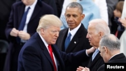 Các ông Donald Trump, Barack Obama, và Joe Biden trong một dịp gặp nhau vào tháng 1/2017 khi ông Trump nhậm chức Tổng thống Mỹ.