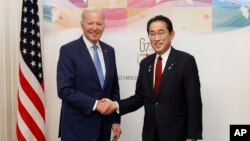 Tổng thống Joe Biden (trái) bắt tay Thủ tướng Nhật Bản Fumio Kishida trước cuộc gặp song phương tại Hiroshima, Nhật Bản, vào ngày 18/5/2023, trước khi bắt đầu Hội nghị thượng đỉnh G-7.