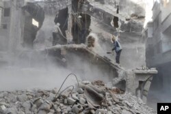 دمشق کے یرموک پناہ گزین کیمپ میں متحارب گروپوں میں جھڑپوں کے بعد تباہی کا ایک منظر۔ 2 نومبر 2022