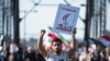 ایران میں مظاہرین نے پلے کارڈ اٹھا رکھے ہیں۔ (رائٹرز)