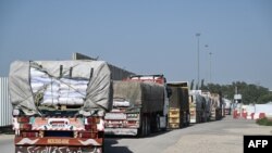 اسرائیل اور فلسطینی عسکریت پسند گروپ حماس کے درمیان جاری تنازعہ کے درمیان 22 دسمبر 2023 کو انسانی امداد لے جانے والے ٹرک مصر سے جنوبی غزہ کی پٹی کے ساتھ کریم شالوم بارڈر کراسنگ کے اسرائیلی جانب پہنچے۔ (تصویر بذریعہ ایلبی

