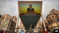 Màn ảnh lớn tại Bắc Kinh chiếu hình chuyến đi thăm Hồng Kông của Tập Cận Bình, 1 tháng Bảy.