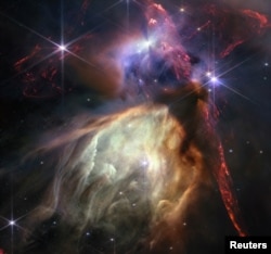 زمین سے ساڑھے چار سو نوری سال کے فاصلے پر واقع گیسیوں اور خلائی گرد کے مجموعے کی ایک تصویر۔