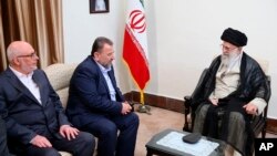 ایران کے سپریم لیڈر آیت اللہ خامنہ ای حماس کے نمائندوں سے تہران میں ملاقات کر رہے ہیں۔ فائل فوٹو
