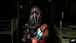 افغانستان میں غذا کی کمی کا شکار ایک بچّہ (فائل فوٹو)