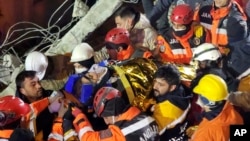 Nhân viên cứu hộ kéo được anh Naime Sakar ra khỏi một tòa nhà bị sập ở Adiyaman, miền nam Thổ Nhĩ Kỳ, vào sáng sớm 13/2/2023.