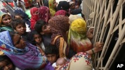  سندھ کےقصبے رتوڈیرو کے قریب ایک گاؤں کے ایک اسپتال میں ایچ آئی وی کے خون کی اسکریننگ کے لیے ہسپتال کے باہر انتظار کر رہے ہیں جہاں ، 2019 کو بچوں میں مہلک بیماری پھیلی تھی۔