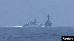 Một tàu chiến Trung Quốc cắt ngang phía trước một tàu khu trục của Hoa Kỳ USS Chung-Hoon ở Eo biển Đài Loan hôm 3/6/2023.