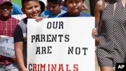 اپنے والدین کے ساتھ غیر قانونی طور پر امریکہ میں داخل ہونے والے بچوں کا مظاہرہ۔ فائل فوٹو