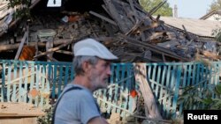 Một người đàn ông đi ngang qua ngôi nhà bị phá hủy do trận pháo kích gần đây trong cuộc xung đột Nga-Ukraine ở Donetsk, Ukraine, do Nga kiểm soát, vào ngày 11/9/2023. Ukraine nói họ đã “thắng lợi một phần” ở gần làng Novomaiorske thuộc khu vực phía đông Donetsk.