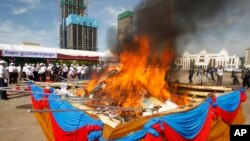 کمبوڈیا میں حکام 500 کلوگرام غیر قانونی منشیات کو جلا رہے ہیں۔ فائل فوٹو