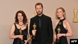 Nhà làm phim người Ukraine Mstyslav Chernov (giữa) tại Lễ trao giải Oscar lần thứ 96 ở Nhà hát Dolby ở Hollywood, California, Hoa Kỳ vào ngày 10/3/2024.