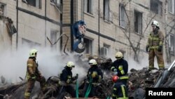 Nhân viên cứu hộ tại tòa chung cư bị trúng tên lửa Nga ở Dnipro, Ukraine, ngày 14 tháng 1 năm 2023.