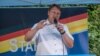 Aşırı sağcı Almanya için Alternatif (AfD) Partisinden Robert Sesselmann 25 Haziran 2023'te Almanya'nın doğusundaki Sonneberg kentinde düzenlenen seçim etkinliğinde konuşuyor