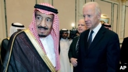 صدر جو بائیڈن کی سال 2011 میں اس وقت کے ولی عہد اور موجود ہ سعودی فرماں روا شاہ سلمان کے ساتھ ملاقات جب وہ خود امریکہ کے نائب صدر تھے (فائل)
