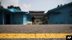 Binh lính canh gác giới tuyến quân sự phân chia hai miền Triều Tiên